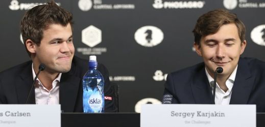 Magnus Carlsen a Sergej Karjakin při společné tiskové konferenci.