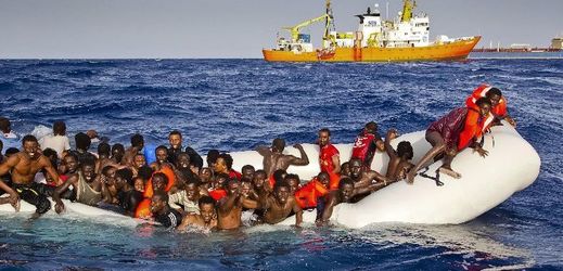 Migranti plující do Itálie.
