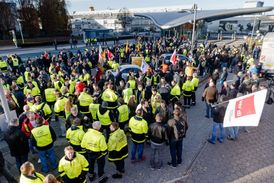 Stávkující zaměstnanci německých aerolinek Lufthansa.