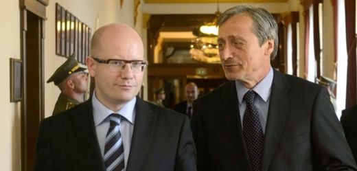 Premiér Bohuslav Sobotka (vlevo) při návštěvě ministra Martina Stropnického v sídle ministerstva obrany v Praze.