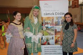 Na výstavě Za oponou jsou k vidění divadelní kostýmy, kulisy a rekvizity, které zapůjčil DS Karel Čapek.