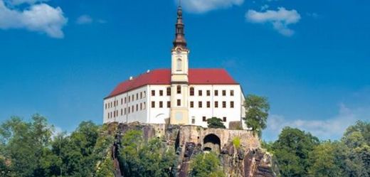 Zámek Děčín ležící na skalním ostrohu nad soutokem Labe a Ploučnice patří mezi historické památky severních Čech.