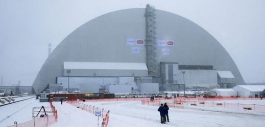 Na snímku jaderná elektrárna Černobyl pod kovovým krytem.