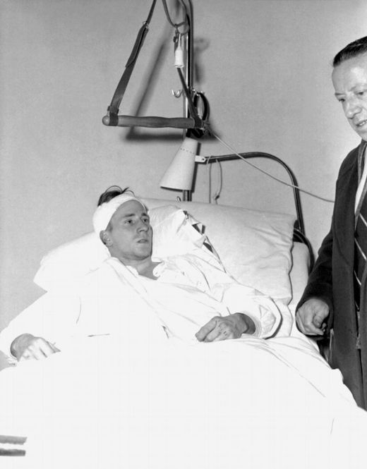 Bobby Charlton v péči lékařů po nehodě.