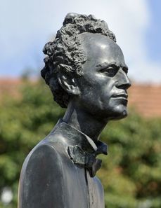 Na místě bývalé synagogy v Jihlavě byla postavena socha hudebního skladatele a dirigenta Gustava Mahlera. Jejím autorem je sochař Jan Koblasa.