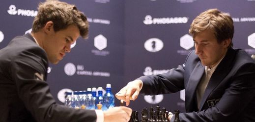 Dva nesmiřitelní soupeři Carlsen a Karyakin.