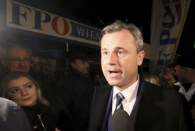 Kandidát pravicově populistické Svobodné strany Rakouska (FPÖ) Norbert Hofer.