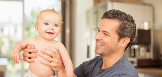 Sněmovna zřejmě schválí zavedení týdenní placené otcovské dovolené.