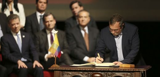 Vůdce rebelů FARC Rodrigo Londono podepisuje mírovou dohodu.