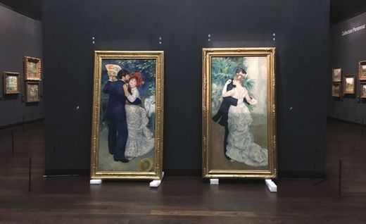 Výstava obrazů v muzeu.
