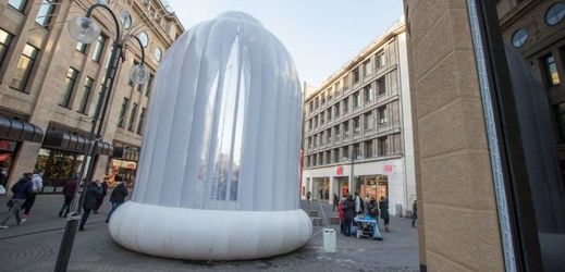 V Kolíně nad Rýnem vztyčili obrovský kondom, varuje před AIDS
