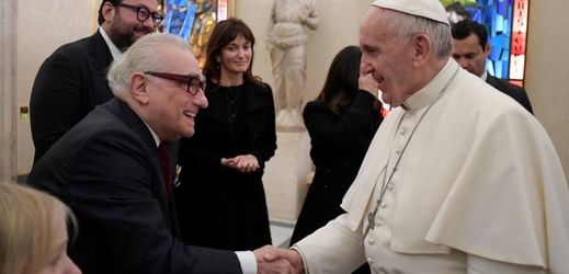 Papež František s americkým režisérem Martinem Scorsesem.