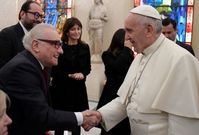 Papež František s americkým režisérem Martinem Scorsesem.