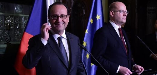 Premiér Bohuslav Sobotka (vpravo) a francouzský prezident François Hollande.