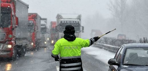 Cesta přes Harrachov do Polska komplikuje kamionům počasí (Ilustrační foto).