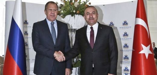 Zleva Sergej Lavrov s tureckým protějškem Mevlütem Çavuşogluem.