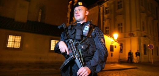Loňské teroristické útoky v Evropě načas zvýšily bezpečnostní opatření. Na snímku policista hlídkující v Mánesově ulici v Praze.
