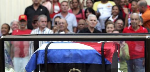 Pohřební průvod s popelem Fidela Castra.