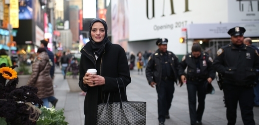 Americká muslimka a za ní policisté, New York.
