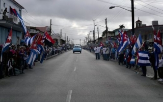 Kubánci vzdávají hold svému mrtvému vůdci.