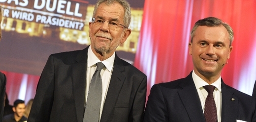 Kandidáti Alexander Van der Bellen (vpravo) a Norbert Hofer. 