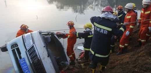 Mikrobus spadl do jezera v provincii Chu-pej v centrální části Číny.
