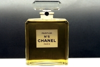 Parfém Chanel No. 5 vytvořila Coco Chanel v roce 1920.