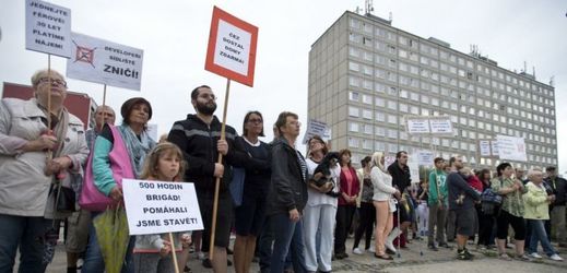 Obyvatelé pražského sídliště Písnice, kteří nesouhlasí s prodejem bytů ve vlastnictví společnosti ČEZ, se sešli na demonstraci u zdejší prodejny Albert.