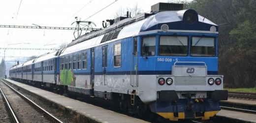 Vlak srazil mladíka krátce před 16.30 v úseku Protivín - Číčenice. Chodec se pohyboval po kolejích mimo stanici či přejezd (ilustrační foto).