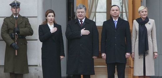 Ukrajinský prezident Petro Porošenko s manželkou (vlevo) při setkání se svým polským protějškem Andrzejem Dudou a jeho chotí.