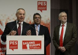 Zleva předseda Strany evropských socialistů (PES) Sergej Stanišev, německý vicekancléř Sigmar Gabriel a lídr britských labouristů Jeremy Corbyn.