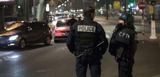 Neznámý pachatel přepadl sídlo cestovní kanceláře v Paříži.