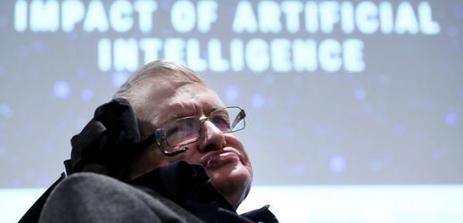Stephen Hawking byl hospitalizován, jeho stav ale není považován za vážný.