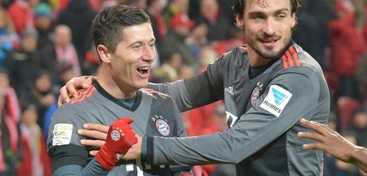 Polský fotbalista Bayernu Robert Lewandowski (vlevo).