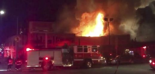 Při požáru na večírku v Kalifornii zemřelo nejméně devět lidí.