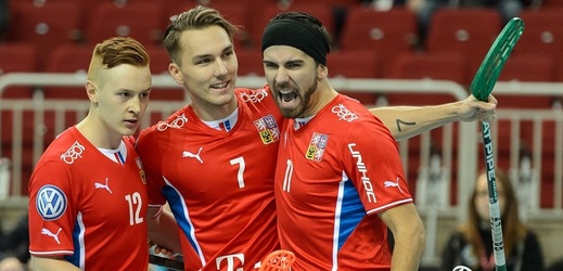 Zleva Patrik Suchánek, Milan Tomašík a Tomáš Sladký z ČR se radují z gólu.