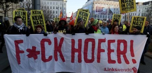 Centrem Vídně prošel pochod na protest proti kandidátu Hoferovi.