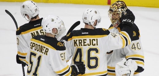 Hokejista Bostonu Bruins David Krejčí se raduje z výhry se svými spoluhráči.