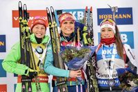Biatlonistka Koukalová (uprostřed) vyhrála stíhací závod Světového poháru.