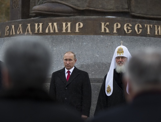 Ruský prezident Vladimir Putin a patriarcha Kirill po jeho boku.