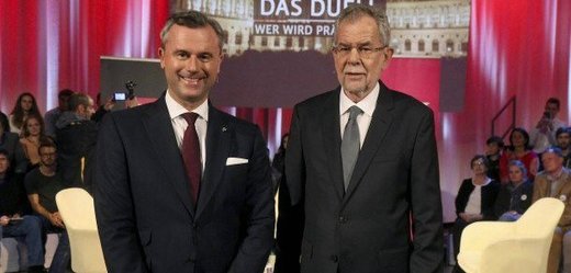 Alexander Van der Bellen, vítěz prezidentských voleb v Rakousku (vpravo), a poražený Norbert Hofer.