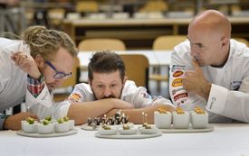 Národní tým reprezentoval Českou republiku na kuchařské olympiádě v Erfurtu a pokrmy inspirovanými dobou Karla IV. Na snímku zleva manažer týmu Tomáš Popp, Martin Svatek a Robert Hojda.