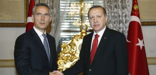 Jens Stoltenberg (vlevo) s tureckým prezidentem Erdoganem.