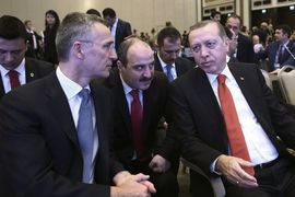 Generální tajemník aliance zdůraznil, že Turecko je jako člen NATO klíčový spojenec. Na snímku Stoltenberg (vlevo) s Erdoganem (vpravo) během schůzky NATO v Istanbulu.