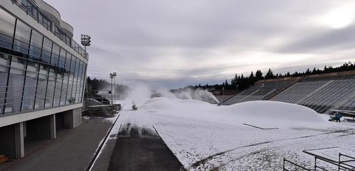 Takřka ideální sněhové podmínky provázejí přípravu Světového poháru v biatlonu v Novém Městě na Moravě.