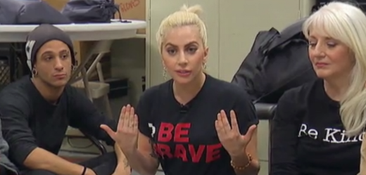 Lady Gaga (na snímku uprostřed) během návštěvy bezdomoveckého centra v New Yorku.