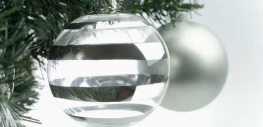 Nejoblíbenějšími vánočními ozdobami zůstávají stříbrné koule.
