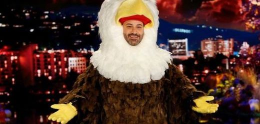 Snímek z talk show Jimmy Kimmel Live! V kostýmu televizní moderátor a producent Jimmy Kimmel.