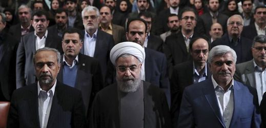 Na snímku uprostřed íránský prezident Hasan Rúhání.