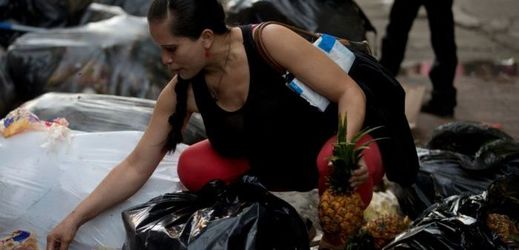Venezuelané trpí hladem, někteří se proto živí odpadky. 